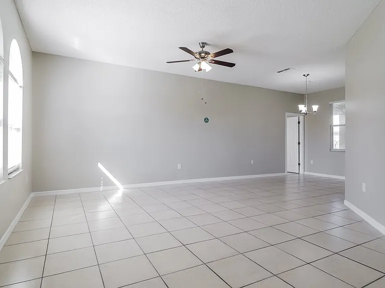 562 Bristol Cir — Photo 3