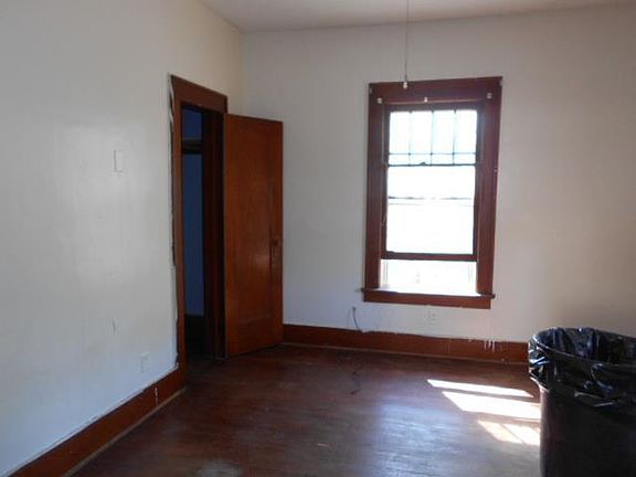 4th image of 223 W 10th St