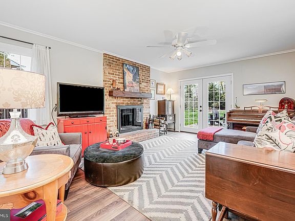 3rd image of 14841 Haymarket Ln
