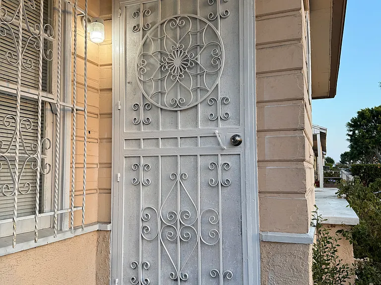 9614 S 8th Ave — Photo 2