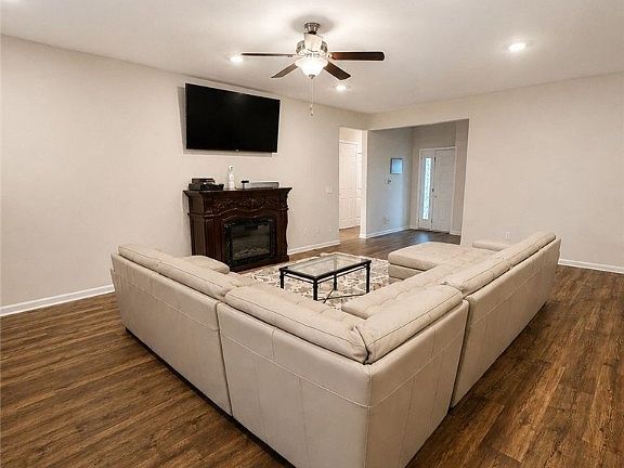 4th image of 22 Headlands Court
