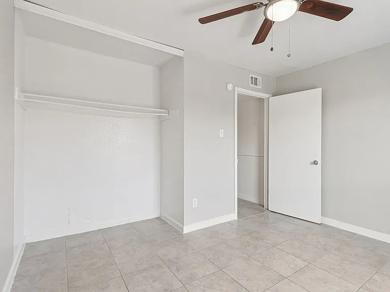 28-web-or-mls-Dumfries Dr Unit 410-S2802-013