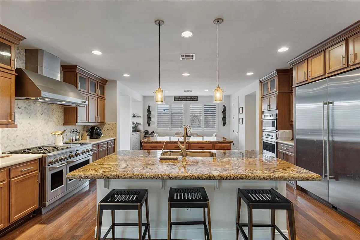 5 bed, 3882 sqft, $7,000 — Photo 3