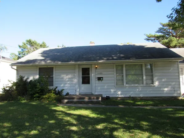 1120 Oakland Rd NE, Cedar Rapids, IA 52402