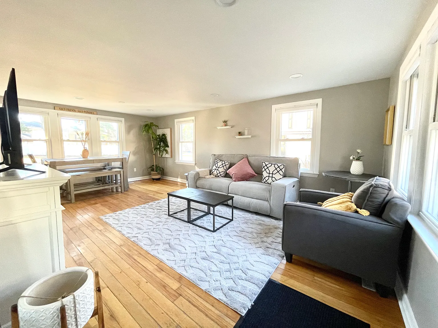 3 bed, 1359 sqft, $3,000 — Photo 2