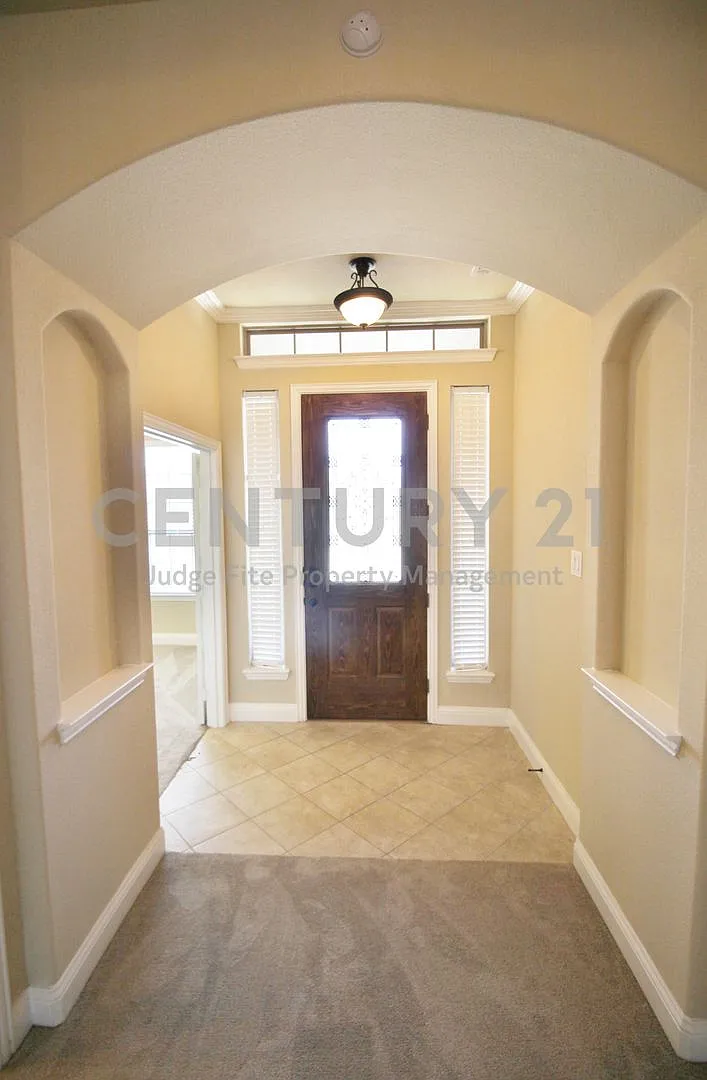 Stunning 2-Story 4/3.5/2 For Rent in Forney! — Photo 3