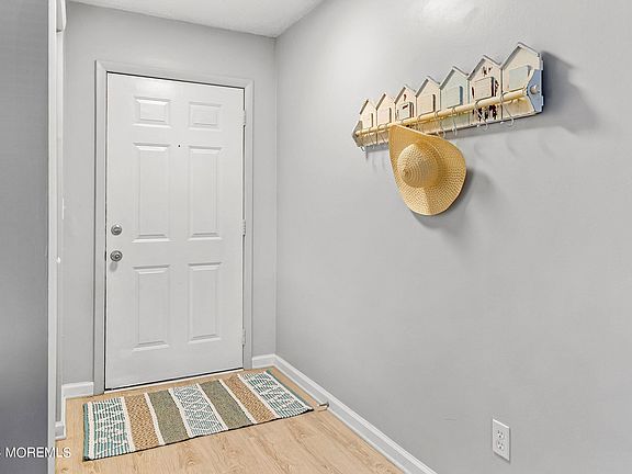 4th image of 1012 Waters Edge Drive