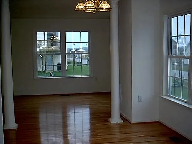 3 bed, 2.5 bath, 1360 sqft, $1,590 — Photo 2