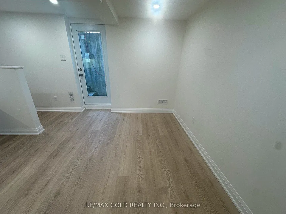 18 Hullen Cres #LOWER LEVEL