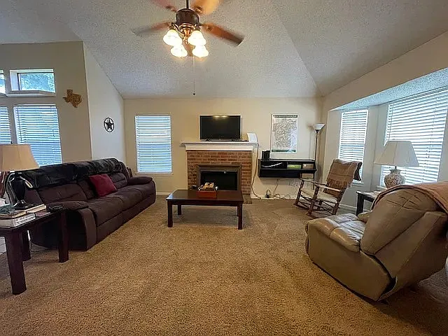 3 bed, 1375 sqft, $2,175 — Photo 3