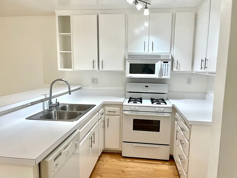 18530 Hatteras St #114 — Photo 1