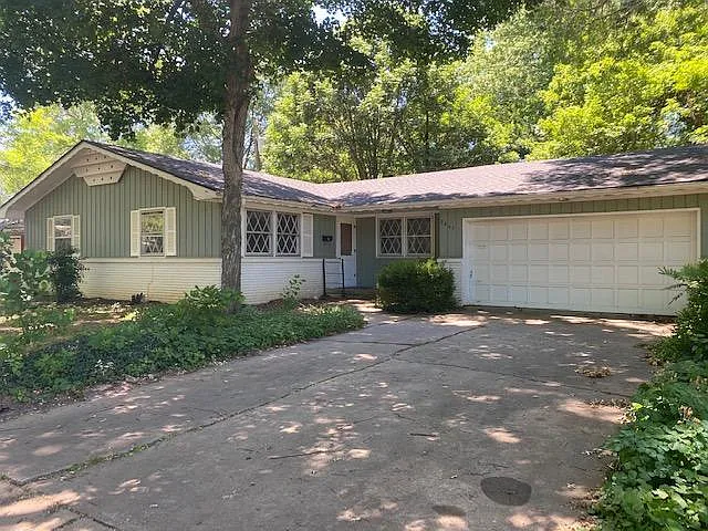 2447 S Wallis Smith Blvd — Photo 2