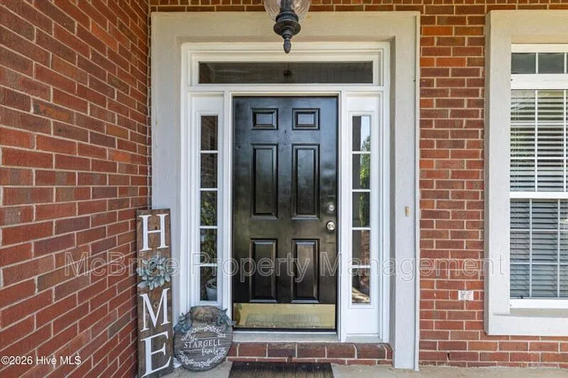 4 bed, 2.5 bath, 2658 sqft, $2,600 — Photo 2