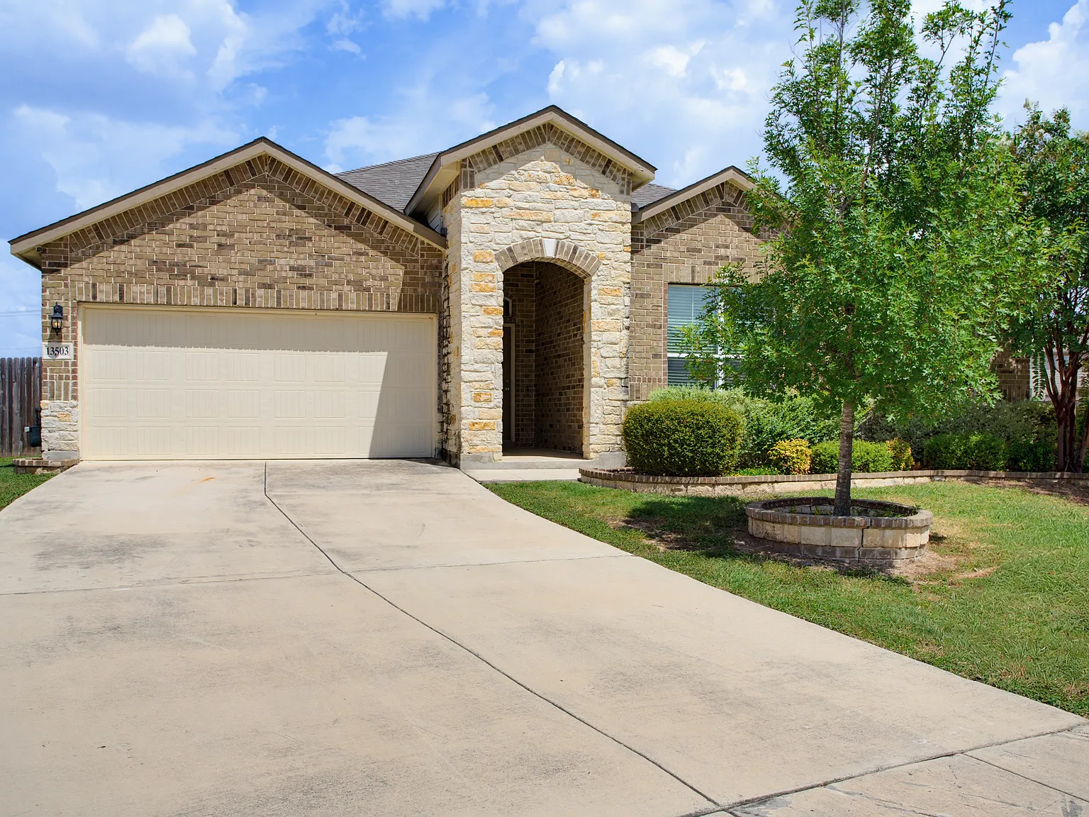 5 bed, 2.5 bath, 2775 sqft, $2,450 — Photo 1