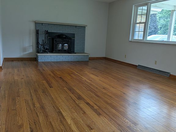 4th image of 7439 Robin Dr
