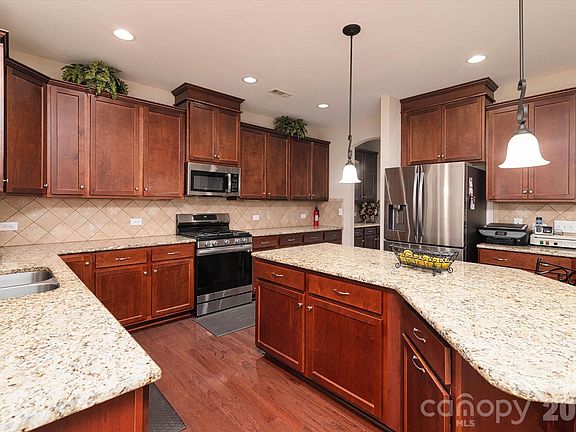 3rd image of 318 Willow Tree Dr