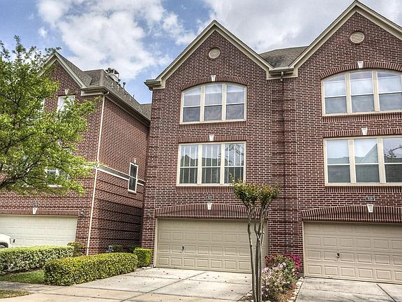 2nd image of 822 E Heights Hollow Ln