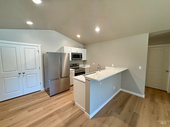 3rd image of 220 7th Ave W