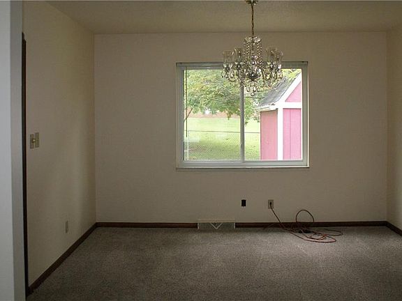 5th image of 2625 El Camino Dr