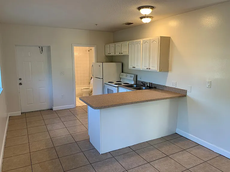 1606 Avenue D — Photo 9