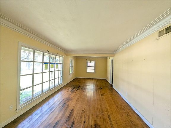 2nd image of 2910 Jennings Dr