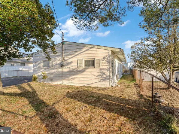 12 Lake Saint Clair Dr, Tuckerton, NJ 08087