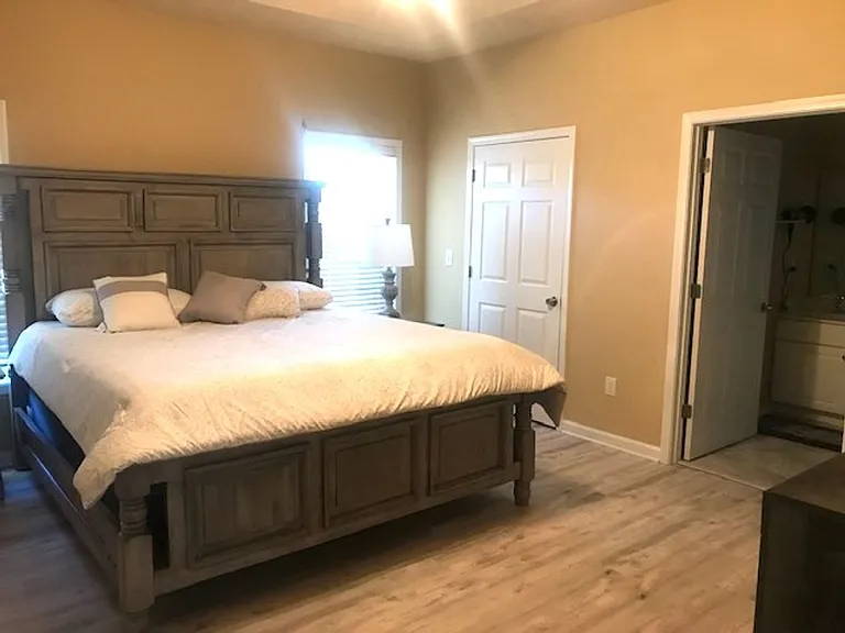302 Caroline Cir — Photo 8