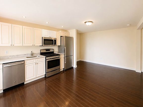 3rd image of 210 Brighton 15th St APT 6H