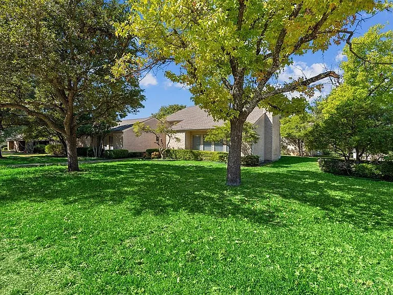 17015 Graystone Dr — Photo 2