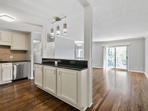 5th image of 3219 W Parkway Dr APT 3B