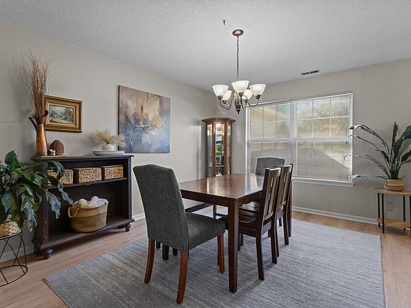 5th image of 825 Springwater Rd