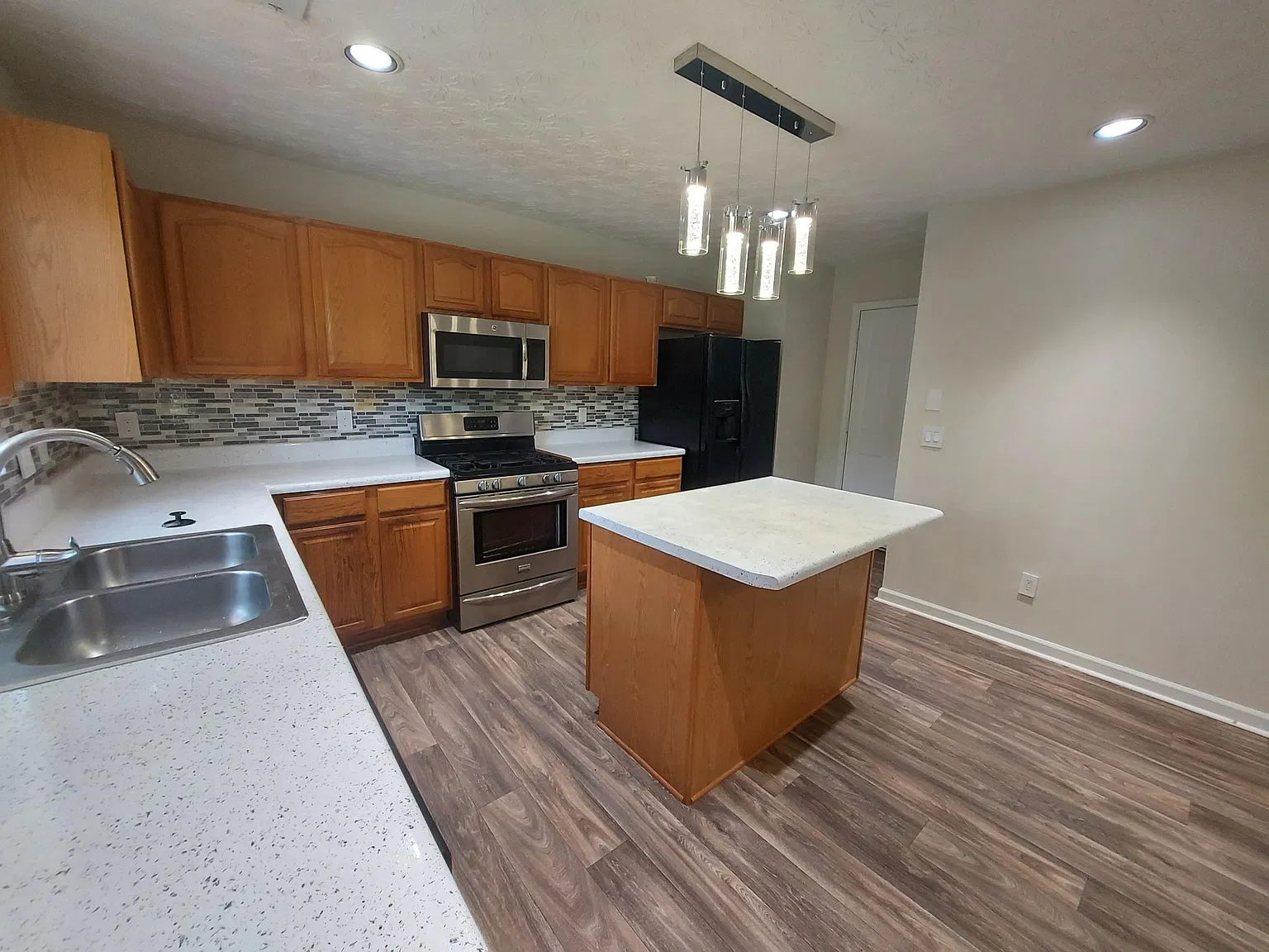 4 bed, 2.5 bath, 2154 sqft, $1,995 — Photo 3