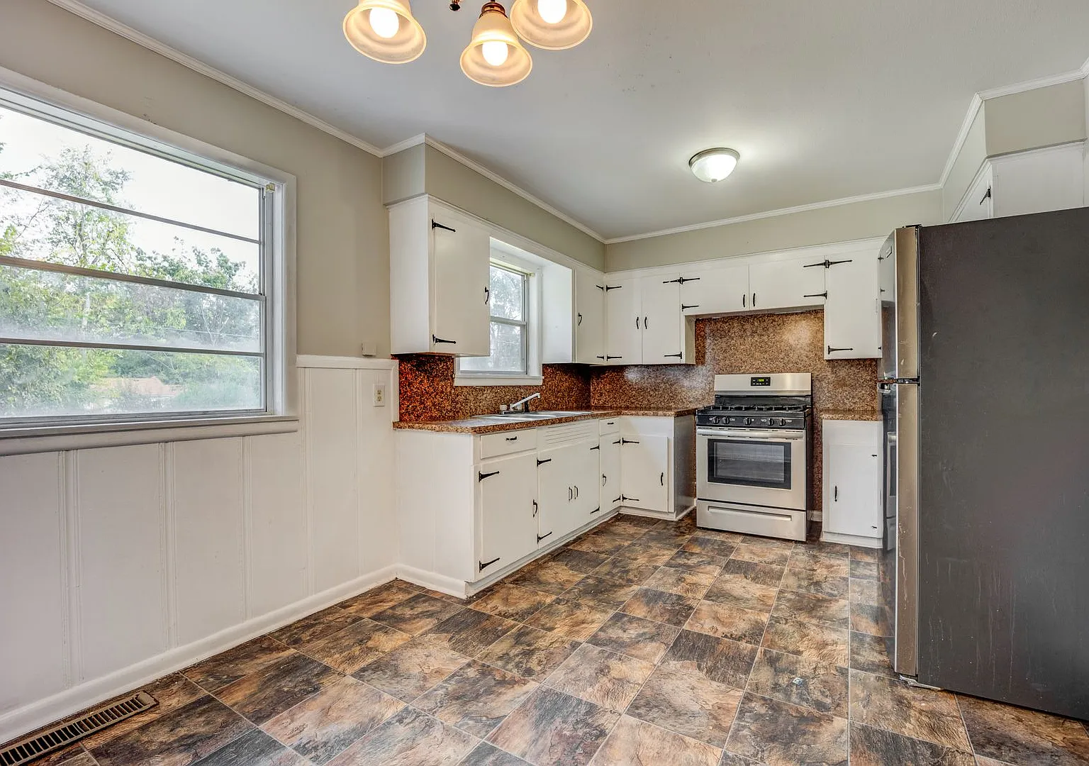 Freshly Updated 4 Bedroom House — Photo 4