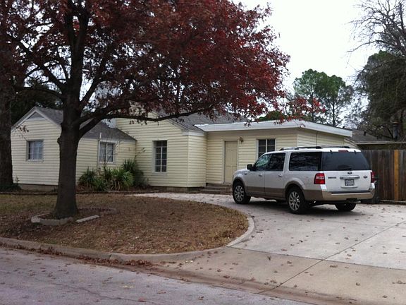 side driveway and entrance on Wildwood