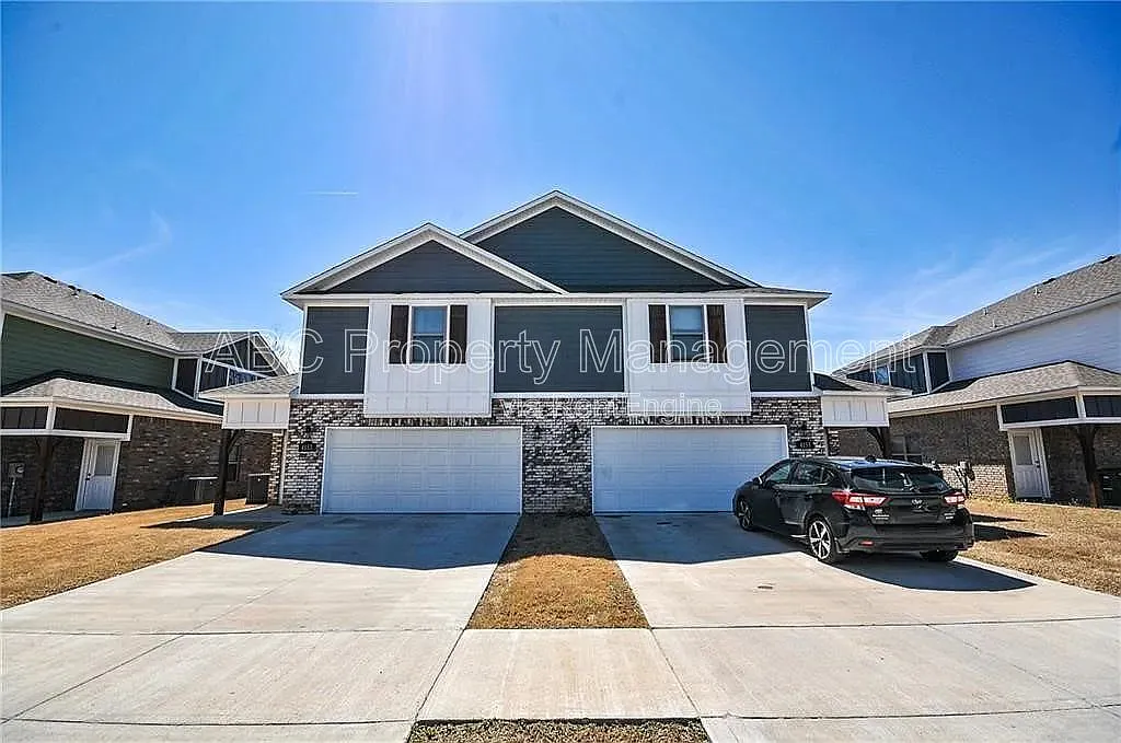 3 bed, 3.5 bath, 1976 sqft, $1,500 — Photo 1