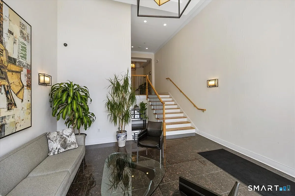 1 bed, 1.0 bath, 650 sqft, $2,350 — Photo 2