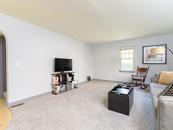 4th image of 1810 Cambridge Dr