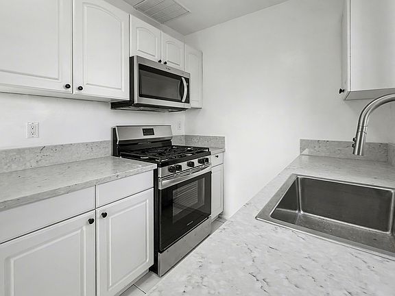 5th image of 330 S Doheny Dr Unit B
