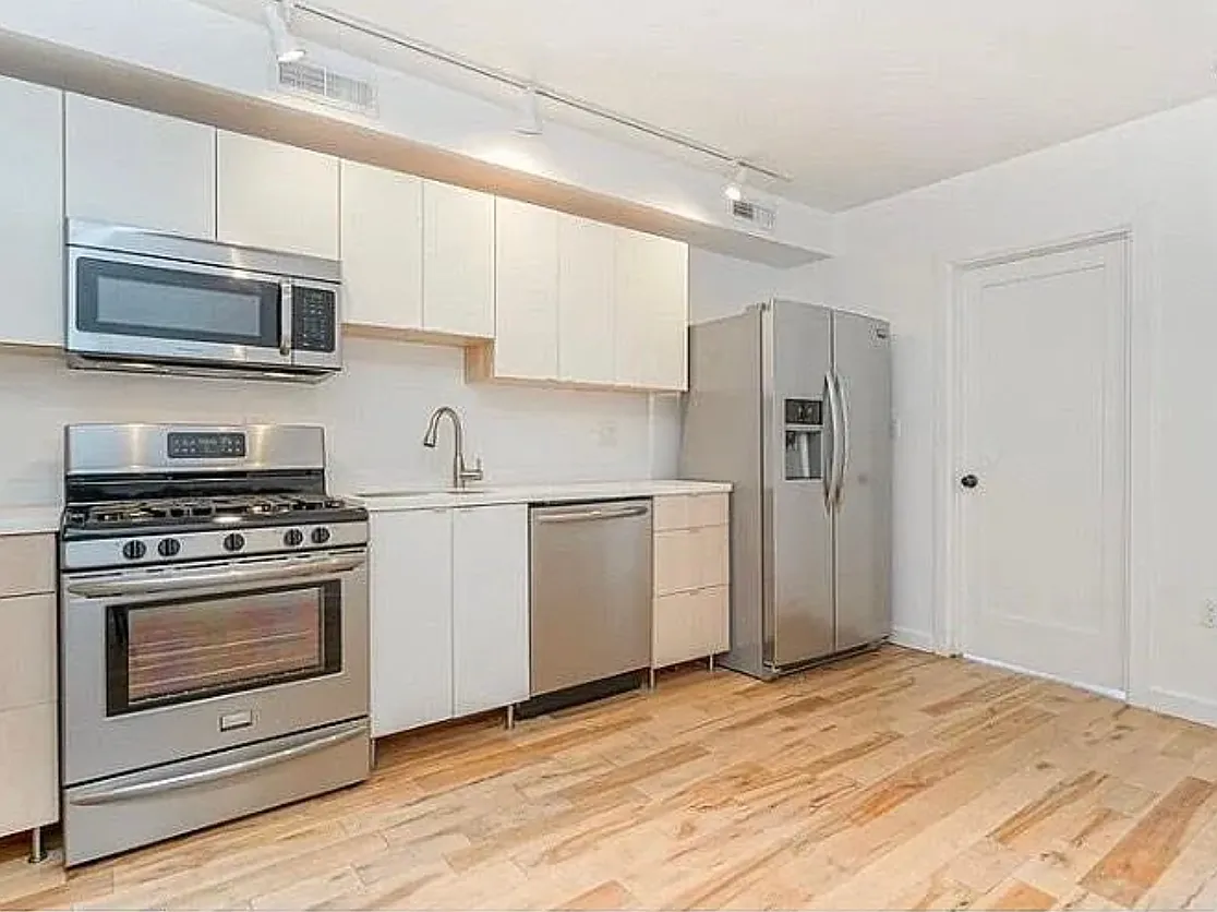 3 bed, 750 sqft, $1,600 — Photo 1