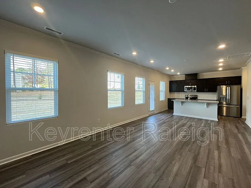 4 bed, 2.5 bath, 1893 sqft, $1,995 — Photo 3