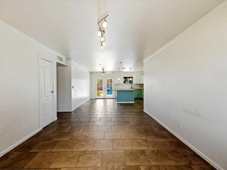 1433 E Windsor Ave — Photo 4