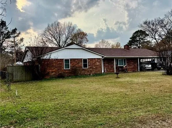 302 N Main St, Wister, OK 74966