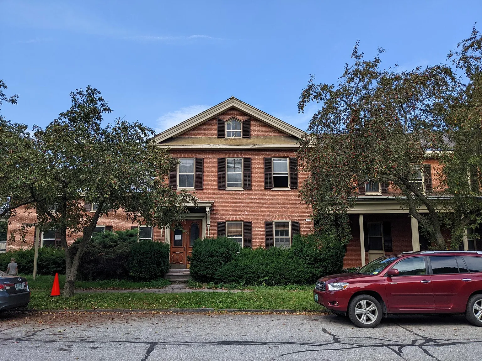 3 bed, 900 sqft, $3,400 — Photo 1