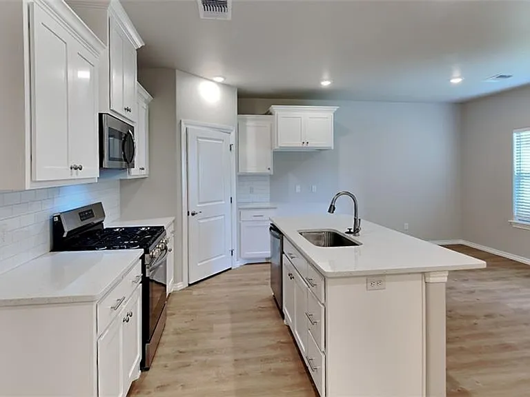 6904 Labelle Dr — Photo 2