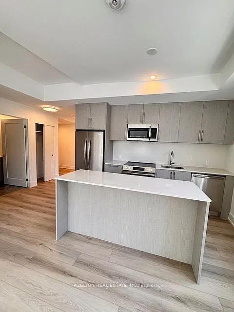 8 Manor Rd W — Photo 3
