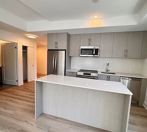 3rd image of 8 Manor Rd W #204