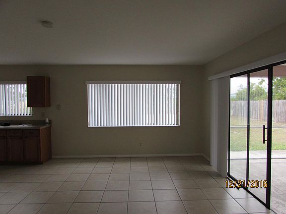 2nd image of 340 NW Airoso Blvd