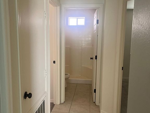 3rd image of 997 N Pepp Dr