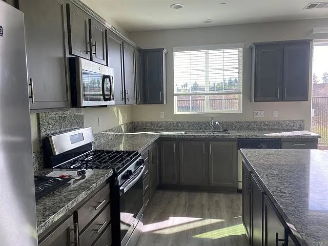 3 bed, 1905 sqft, $3,200 — Photo 3