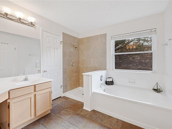 5th image of 1910 Woodland Dr